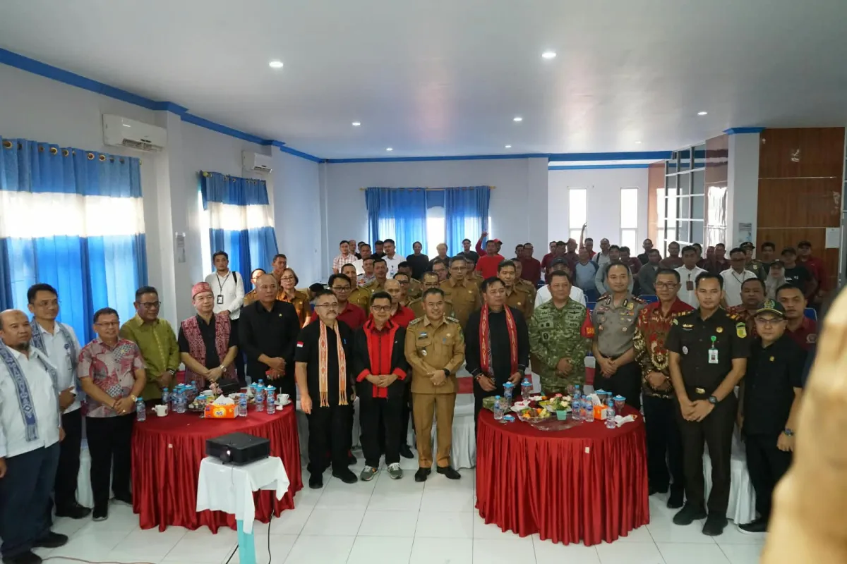 Saat kunker di Sekadau, Lasarus mengingatkan agar telur, ayam, sayur, dan beras Sekolah Rakyat tidak didatangkan dari luar daerah. Ia juga menekankan kelengkapan dokumen usulan. / sekadaukab.go.id