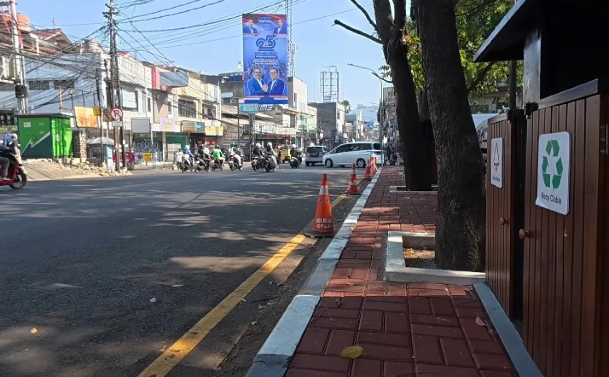 Ukiran Sunda dan bentuk candi bentar berdiri di sepanjang trotoar Sukajadi. Sebagian warga memuji, sebagian lain merasa Bandung tak lagi terasa seperti Bandung.
