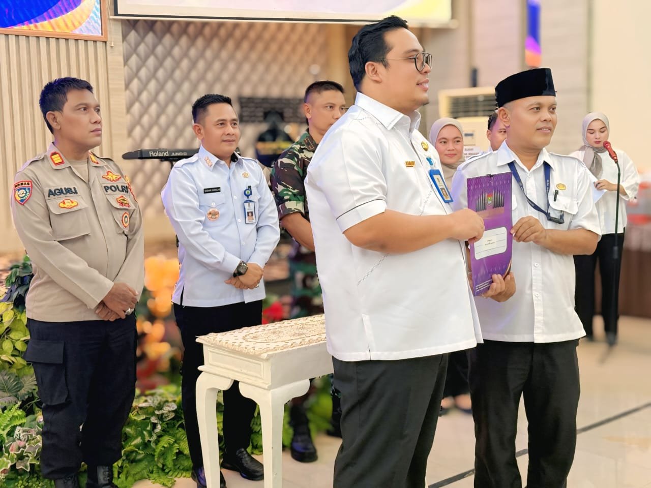 Camat Dadang Pimpin Sertijab, Dwi Chandra Budiman Resmi Jadi Sekcam Kelapa Dua yang Disertai Karangan Bunga