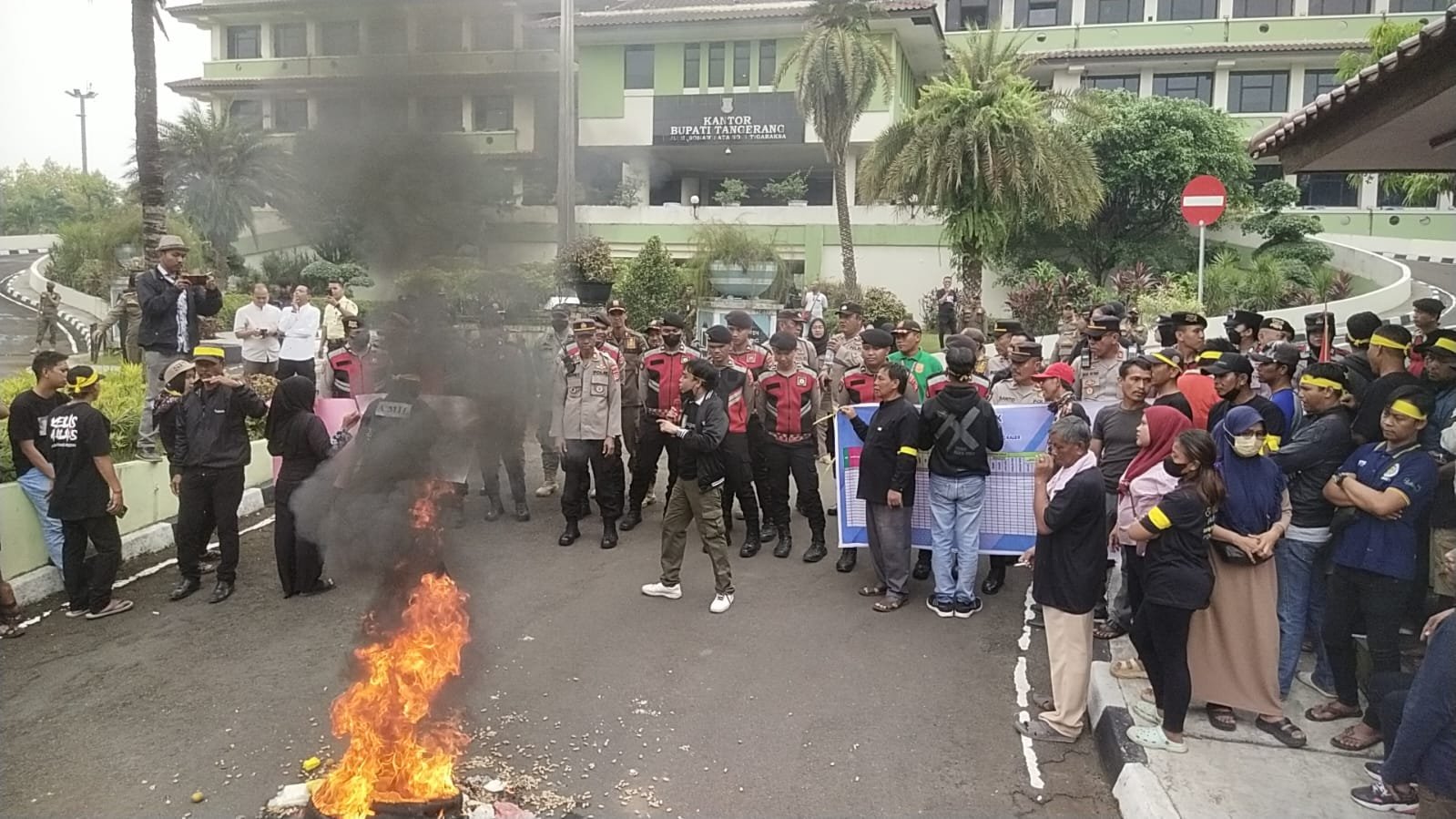 Serikat Pedagang dan PKL Pasar Sentiong Gelar Aksi Demo di Gedung Bupati Tangerang