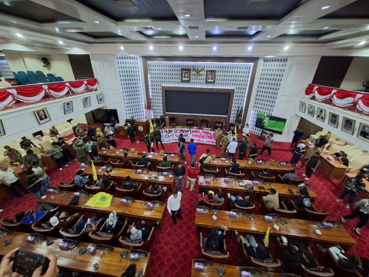 Mahasiswa Duduki Gedung DPRD Tangerang, Tolak Kenaikan Tunjangan