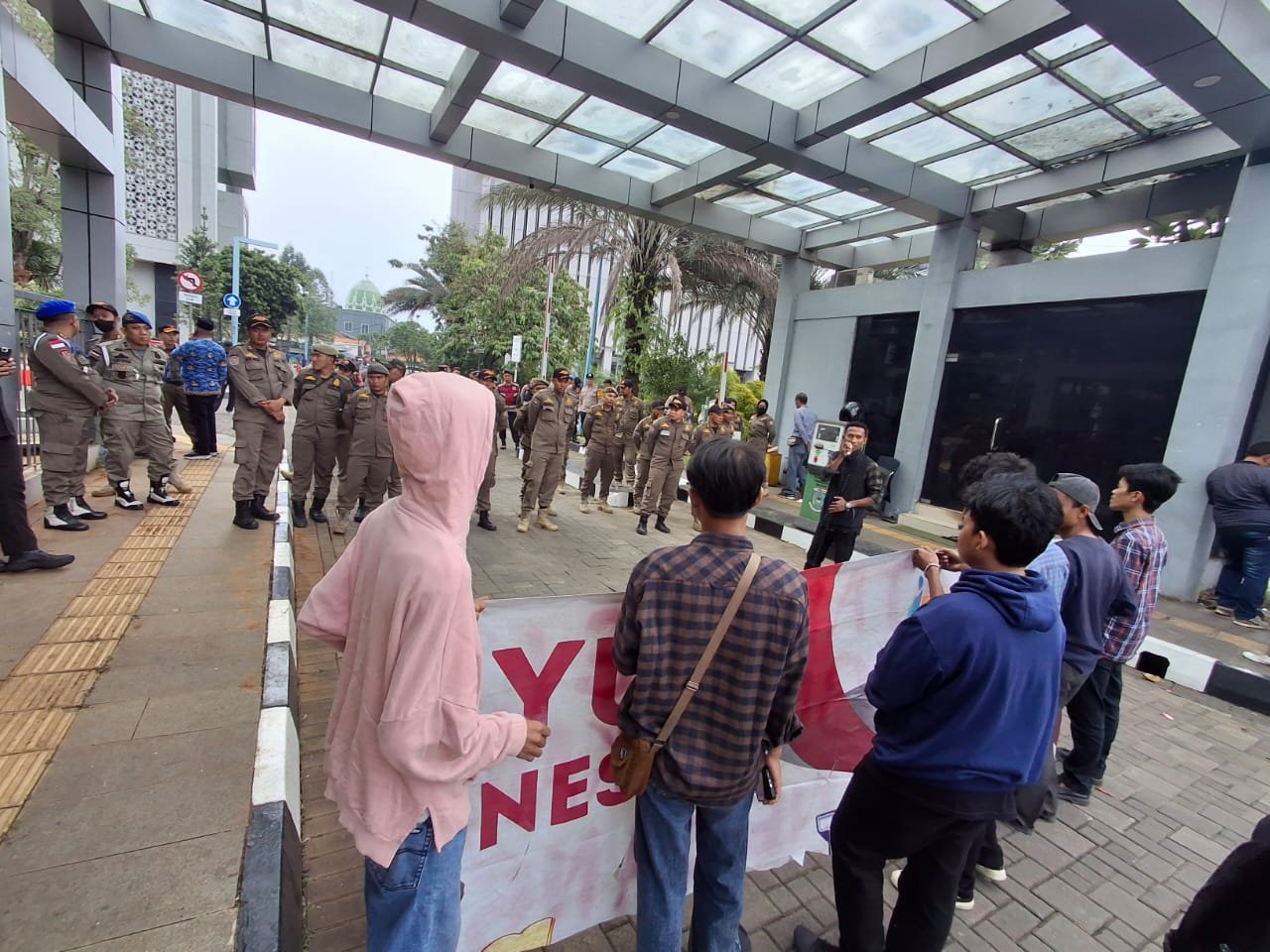 Bongkar Dugaan Kecurangan Seleksi Jabatan BUMD, Mahasiswa Gruduk Kantor Wali Kota Tangerang Selatan