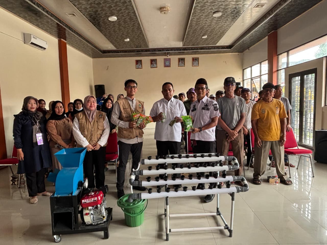 Anggota DPRD dan DLHK Provinsi Banten Serahkan Alat Pencacah Sampah dan Hidroponik