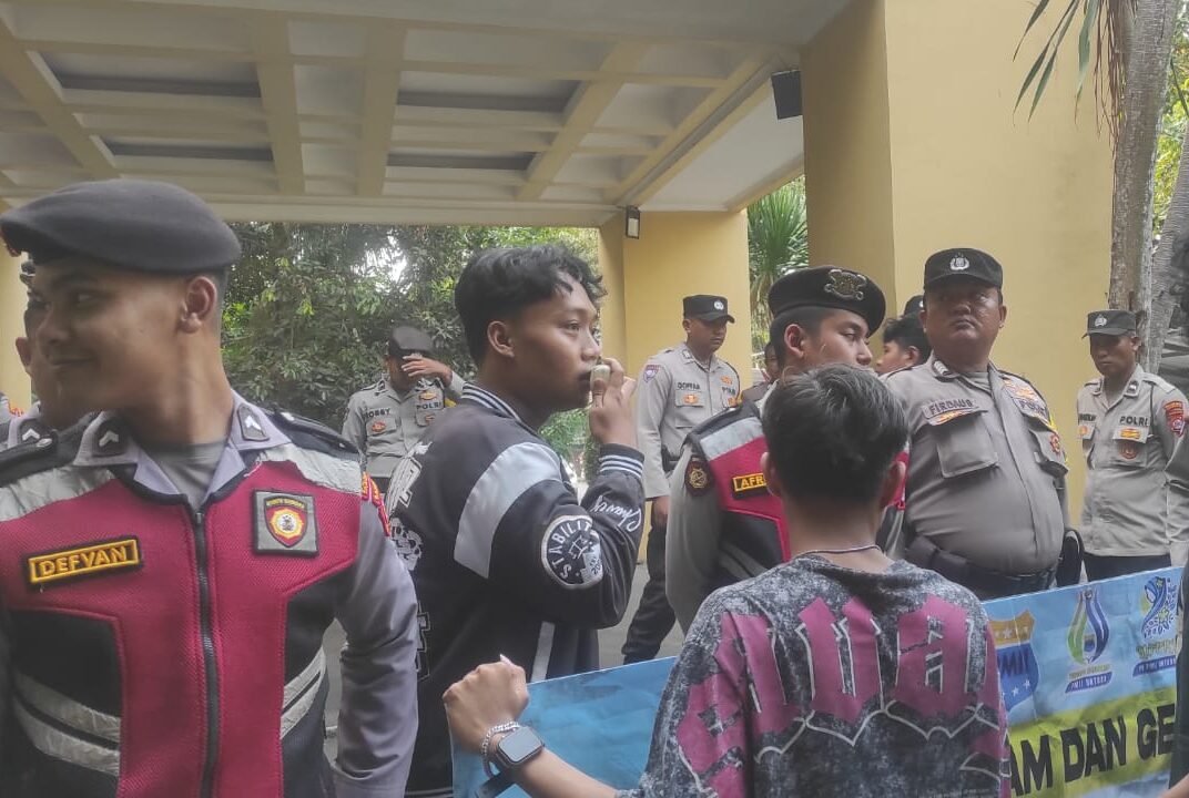 Mahasiswa Pertanyakan Transparansi Anggaran Mebel Sekolah